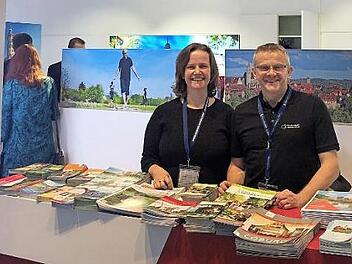 Werben gemeinsam für Franken: Frankenwald-Tourismus-Geschäftsführer Markus Franz und Sandra Schneider von der Tourismuszentrale Fränkische Schweiz am Frankenstand auf der ITB. Foto: PR