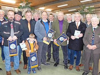Die Ehrengäste mit den Champions (vorne, von links, mit Wimpel) Jörg Angermann, Leonard Neder, Rainer Schamberger und Hermann Wirth Fotos: Horst Wunner