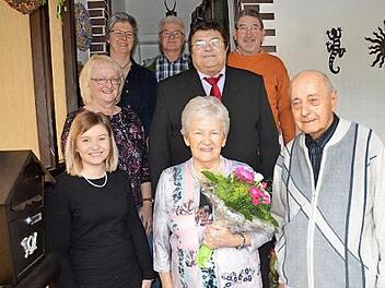 Gratulationscour zum 85. Geburtstag von Agnes Langer (vorne Mitte) mit Ehemann Rudolf Langer (vorne rechts) im Kreis ihrer Familie. Mit im Bild Zweiter Bürgermeister Wolfgang Förtsch (Zweite Reihe rechts) und Kirchenpfleger Helmut Müller (hinten rechts) Foto: K.- H. Hofmann