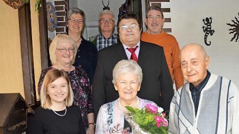 Gratulationscour zum 85. Geburtstag von Agnes Langer (vorne Mitte) mit Ehemann Rudolf Langer (vorne rechts) im Kreis ihrer Familie. Mit im Bild Zweiter Bürgermeister Wolfgang Förtsch (Zweite Reihe rechts) und Kirchenpfleger Helmut Müller (hinten rechts) Foto: K.- H. Hofmann