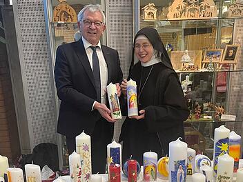 Bamberg: Benediktinerinnen verkaufen handgemachte Kerzen im Landratsamt
