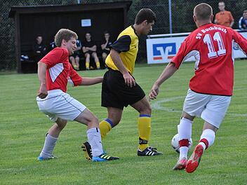 Im vergangenen Jahr setzte sich die Mannschaft der Kreisliga (gelb-schwarz) gegen die der Kreisklasse mit 8:0 durch. Foto: Archiv