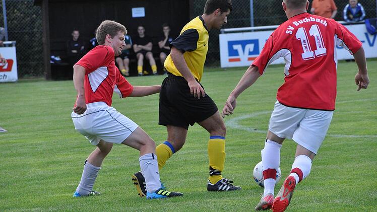 Im vergangenen Jahr setzte sich die Mannschaft der Kreisliga (gelb-schwarz) gegen die der Kreisklasse mit 8:0 durch. Foto: Archiv