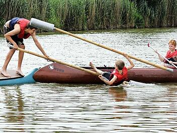 "Dreamteam" und "Dick & Doof" hießen zwei der Jugendmannschaften, die sich gegenseitig ins Wasser bugsierten. Fotos: Matthias Hoch