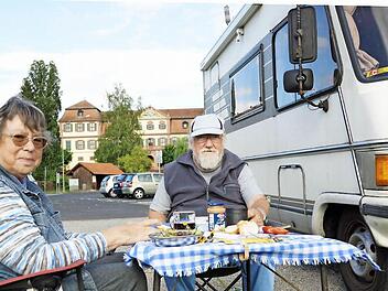 Ursula und Peter Schmidt beim Abendessen auf dem BleichrasenFoto: Arkadius Guzy