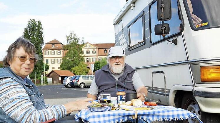 Ursula und Peter Schmidt beim Abendessen auf dem BleichrasenFoto: Arkadius Guzy