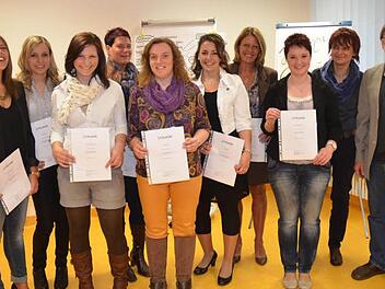 Sie haben gut lachen. Nach bestandener Abschlussprüfung, erhielten acht Frauen Zertifikat und Zeugnis als Praxisanleiterin. Mit im Bild Kursleiter Norbert Grundhöfer und Pflegedienstleiterin Maria Hofmann (von rechts).  Foto: Karl-Heinz Hofmann