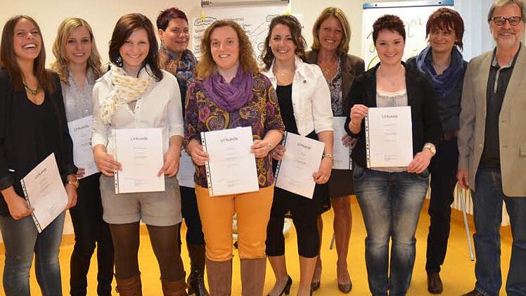 Sie haben gut lachen. Nach bestandener Abschlussprüfung, erhielten acht Frauen Zertifikat und Zeugnis als Praxisanleiterin. Mit im Bild Kursleiter Norbert Grundhöfer und Pflegedienstleiterin Maria Hofmann (von rechts).  Foto: Karl-Heinz Hofmann