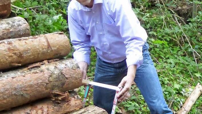 Matthias Bäuerlein kann auch zupacken. Im Gemeindewald übte er schon einmal, wie ein Aufmaß für einen Holzstapel genommen werden muss. Übrigens: 63 Stämme lagen da vor dem Bürgermeister.  Foto: privat