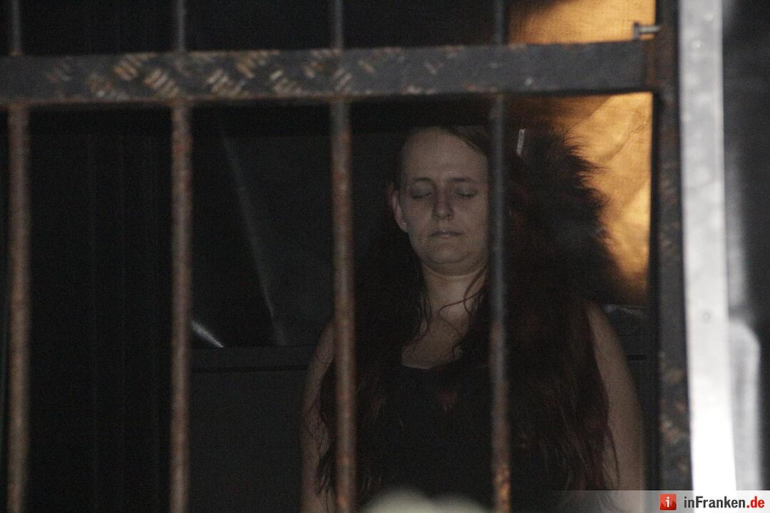 Zambora ist eine Illusionsshow - Eine Frau verwandelt sich in einen Gorilla