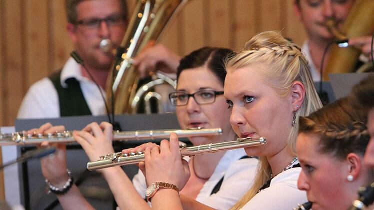 Im ersten Teil des Konzerts in Meeder trat die Musikkapelle Nußdorf am Inn auf.Foto: Jochen Berger