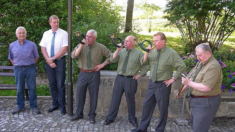 Ortsteilsprecher Helmut Fischer (links) und Bürgermeister Michael Keilich zeigten sich von den Jagdhornklängen zur bei der Feier Brunnenübergabe beeindruckt. Foto: Klaus Oelzner