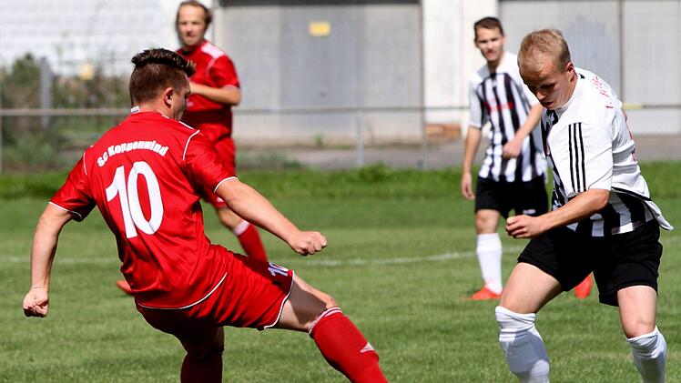 Der zweifache Zeiler Torschütze Bastian Rößner (rechts) versetzt den Koppenwinder Manuel Müller (links) und stürmt in Richtung Tor.
