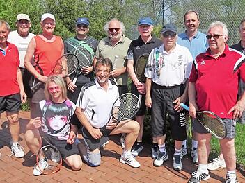 Die Teilnehmer am Turnier des TSV Stockheim mit Turnierleiter Jürgen Hannecke (rechts) und dem Sieger Walter Kern (links)  Foto: G. Fleischmann