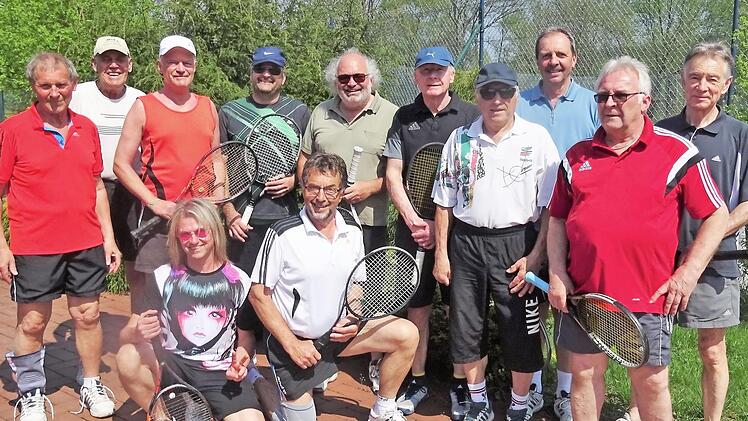 Die Teilnehmer am Turnier des TSV Stockheim mit Turnierleiter Jürgen Hannecke (rechts) und dem Sieger Walter Kern (links)  Foto: G. Fleischmann