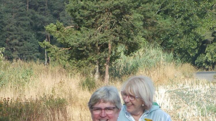 Hildegund Burgis (vorne) und Agnes Graf mit Kr&auml;uternManfred Welker