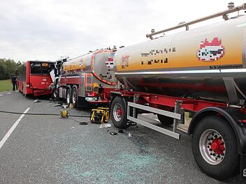 Schwerer Unfall am Freitagvormittag: Zwischen Mitwitz und Kaltenbrunn krachte ein Milchlaster in einen Linienbus. Foto: Andreas Schmitt