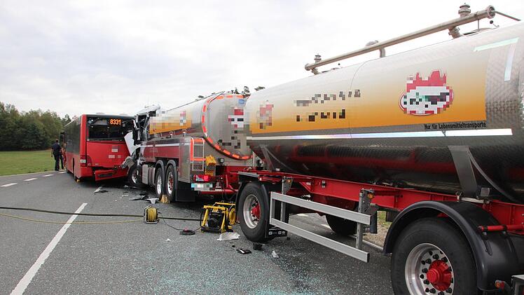 Schwerer Unfall am Freitagvormittag: Zwischen Mitwitz und Kaltenbrunn krachte ein Milchlaster in einen Linienbus. Foto: Andreas Schmitt