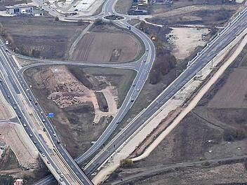 An der Autobahnbrücke bei Kemmern endet bisher der viergleisige Ausbau der Bahn von Norden her. Foto: Rinklef