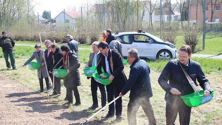 Minister Hans Reichhart (rechts) legte den ersten Bienen-Highway Bayerns auf dem Gebiet der Stadt Kulmbach an. Dabei erhielt er Unterstützung von (weiter nach links) dem Leiter des staatlichen Bauamts, Kurt Schnabel, MdL Martin Schöffel, OB Henry Schramm, MdL Inge Aures, MdL Rainer Ludwig, Landrat Klaus Peter Söllner und Regierungspräsidentin Heidrun Piwernetz.  Foto: Jürgen Gärtner