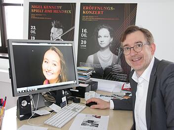 Intendant Tilman Schlömp freut sich unter anderem auf Sopranistin Julia Lezhneva (Foto auf dem Bildschirm), die als "Artist in Residence" gleich drei Konzerte beim diesjährigen Kissinger Sommer geben wird. Für Schlömp steht sie "an der Schwelle zum Weltstar". Foto: Ralf Ruppert