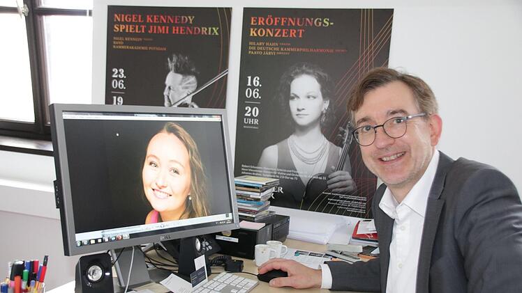 Intendant Tilman Schlömp freut sich unter anderem auf Sopranistin Julia Lezhneva (Foto auf dem Bildschirm), die als "Artist in Residence" gleich drei Konzerte beim diesjährigen Kissinger Sommer geben wird. Für Schlömp steht sie "an der Schwelle zum Weltstar". Foto: Ralf Ruppert