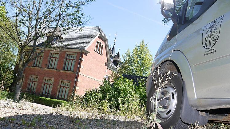 Der ist ja gar nix: Der geschotterte Parkplatz oberhalb des Weitramsdorfer Rathauses  soll neu gestaltet werden. Aber macht das Sinn, wenn schon bald schwere Fahrzeuge für die Errichtung eines Anbaus rollen? Da hatten einige Gemeinderäte so ihre Zweifel. - Foto: Berthold Köhler