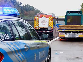 Sattelzug erfasst Fahrer von Pannen-Lastwagen