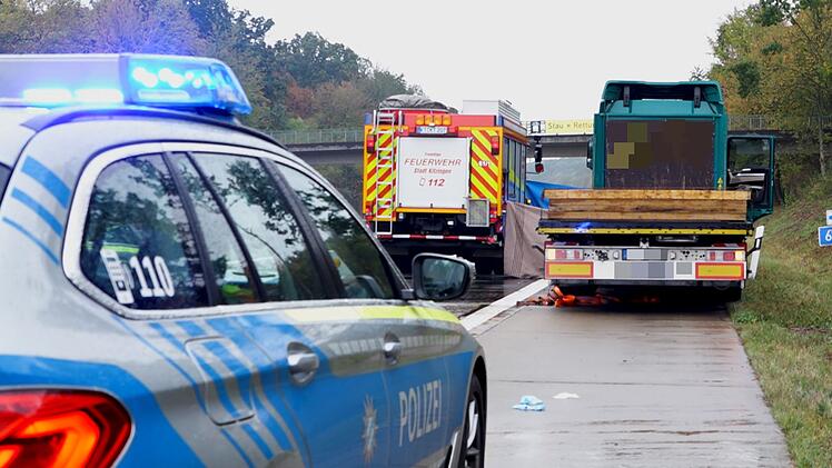 Sattelzug erfasst Fahrer von Pannen-Lastwagen
