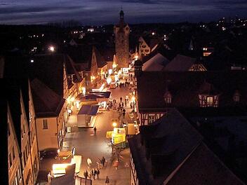 In "normalen" Jahren sorgt die Martini-Kirchweih in Herzogenaurach trotz der kalten Jahreszeit für eine belebte Hauptstraße. Foto: Manfred Welker (Archiv)