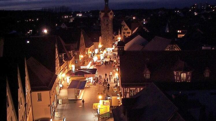 In "normalen" Jahren sorgt die Martini-Kirchweih in Herzogenaurach trotz der kalten Jahreszeit für eine belebte Hauptstraße. Foto: Manfred Welker (Archiv)