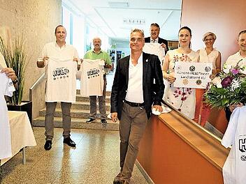 Zum Abschluss der Aktion "KU-rona HELD" zeichnete der Verein der Kulmbacher Serviceclubs den Krisenstab des Landratsamts Kulmbach aus.