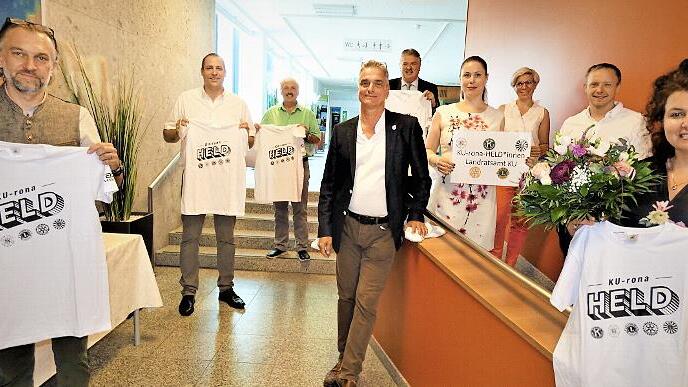 Zum Abschluss der Aktion "KU-rona HELD" zeichnete der Verein der Kulmbacher Serviceclubs den Krisenstab des Landratsamts Kulmbach aus.