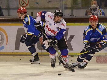 Dem Gegner nicht zu viel Freiraum lassen darf Schweinfurts Kevin Marquardt (rechts).  Foto: Marion Wetterich