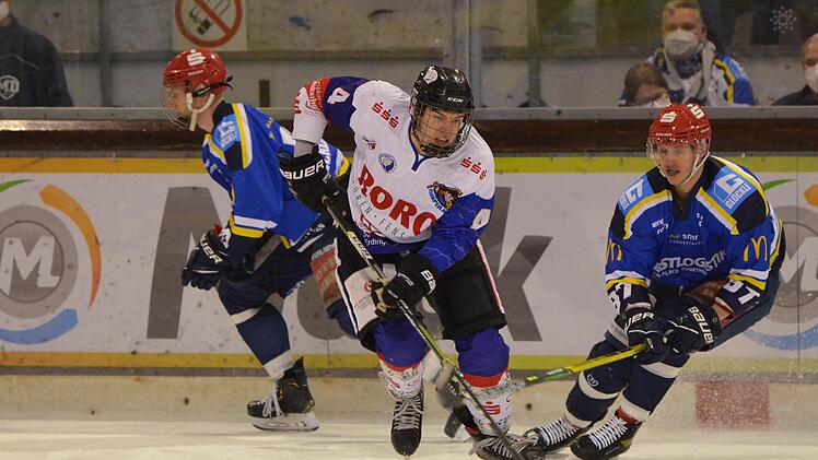 Dem Gegner nicht zu viel Freiraum lassen darf Schweinfurts Kevin Marquardt (rechts).  Foto: Marion Wetterich