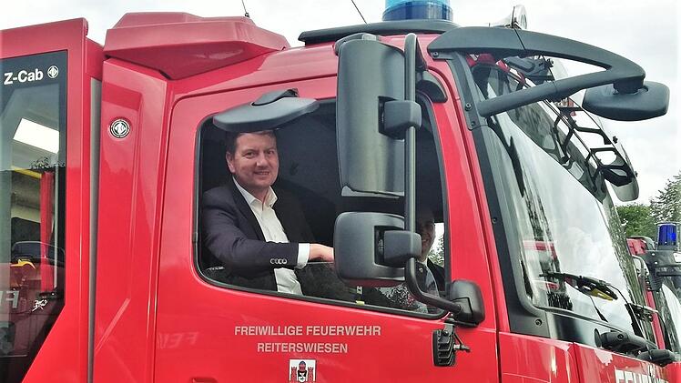 Staatssekretär Sandro Kirchner (CSU) nutzte seinen Besuch bei der Reiterswiesener Feuerwehr zu einer Probefahrt mit dem neuen Löschfahrzeug LF 10.