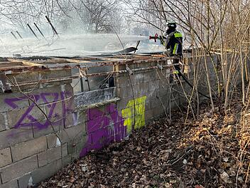 Nürnberg: Feuerwehreinsatz wegen Scheunenbrand - Gebäude teilweise eingestürzt