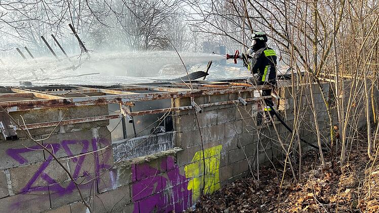 Scheune in Vollbrand: Gebäude bereits zum Teil eingestürzt