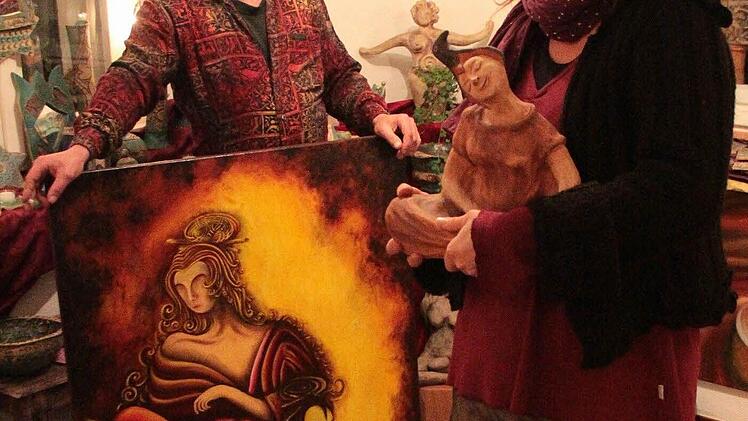 Tamahara und Heike  laden an den Adventssonntagen zum Atelier-Besuch ein.  Foto:  Josef Hofbauer