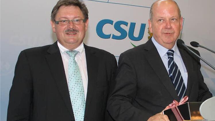 Gerhard Eck verabschiedet Bezirksgeschäftsführer Gerhard Schmitt Foto: Gerhard Bauer