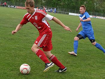 Der Eberner Seppi Weiß (rotes Trikot) zieht an seinem Gegenspieler vorbei.