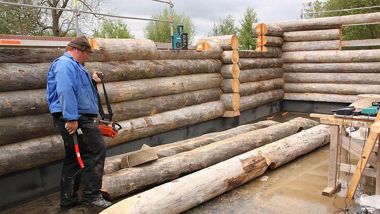 Die Kelo-Sauna wird Balken für Balken aufgebaut