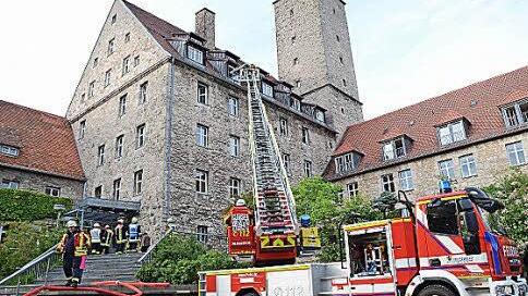 Die neue Drehleiter wird an Burg Rabenstein getestet.  Foto: privat