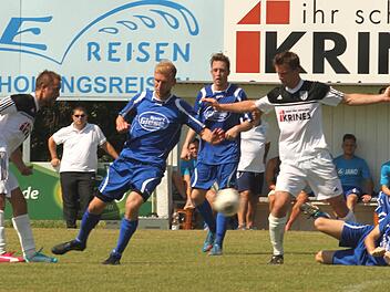 Der Sander Kapitän Daniel Rinbergas (links) und Stefan Wasser (Zweiter von rechts) werden bei ihrer Kombination durch die Gästespieler massiv gestört.