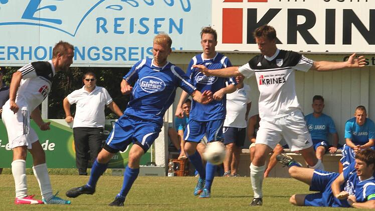 Der Sander Kapitän Daniel Rinbergas (links) und Stefan Wasser (Zweiter von rechts) werden bei ihrer Kombination durch die Gästespieler massiv gestört.