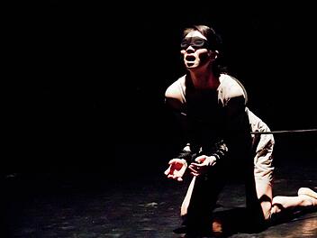 Eun Kyung Chung mit ihrem eindringlichen Solo beim Tanztheaterabend des Coburger Balletts.Foto: Jochen Berger