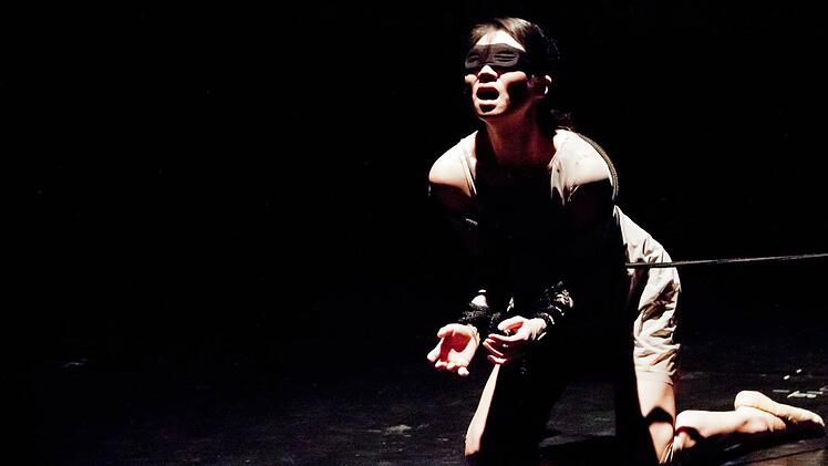 Eun Kyung Chung mit ihrem eindringlichen Solo beim Tanztheaterabend des Coburger Balletts.Foto: Jochen Berger