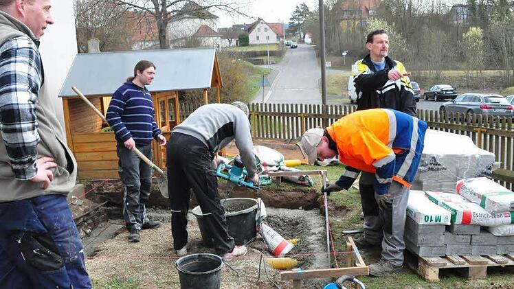 Fleißige Helfer, vom Papa über Opa bis zum Bauhofarbeiter, haben heuer mitgeholfen und einen großen Sandkasten vor der Kinderkrippe gebaut.