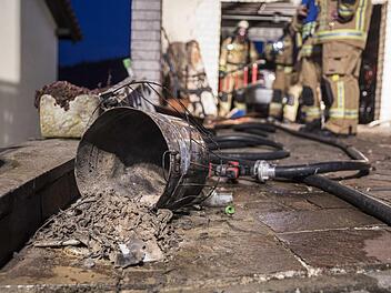 Ein Eimer mit glühender Asche hatte den Brand wohl ausgelöst.  Fotos: rr
