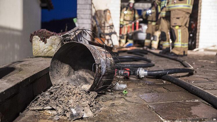 Ein Eimer mit glühender Asche hatte den Brand wohl ausgelöst.  Fotos: rr